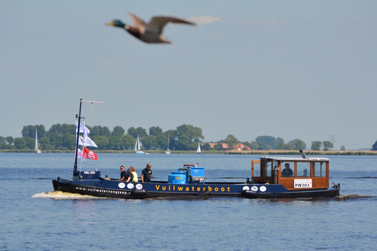Vuilwaterboot de meren op voor schoner vaar- en zwemwater
