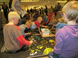 Kinderen maken ‘glow in the dark’-schilderij van 10 meter