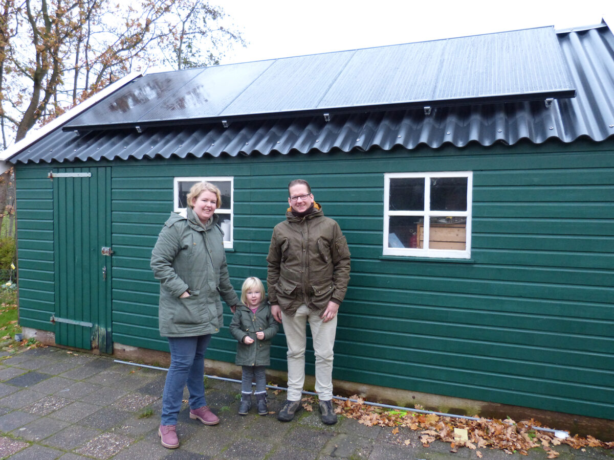 Winnaar Energie Makeover ontvangt zonnepanelen