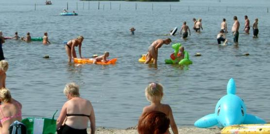 Leerlingen OBS de Dam trappen zwemseizoen af