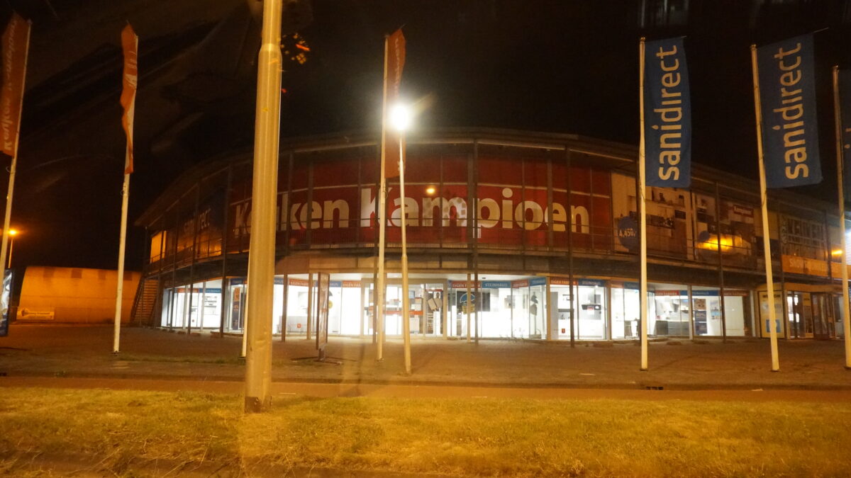 Ruim de helft van Friese bedrijven houdt lichten onnodig aan in de nacht