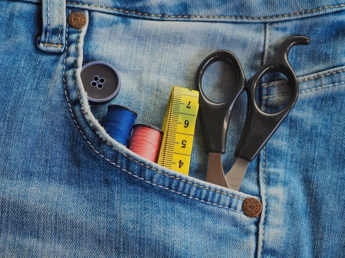 Opinie | Gat in jouw favoriete broek? Stuur een appje!