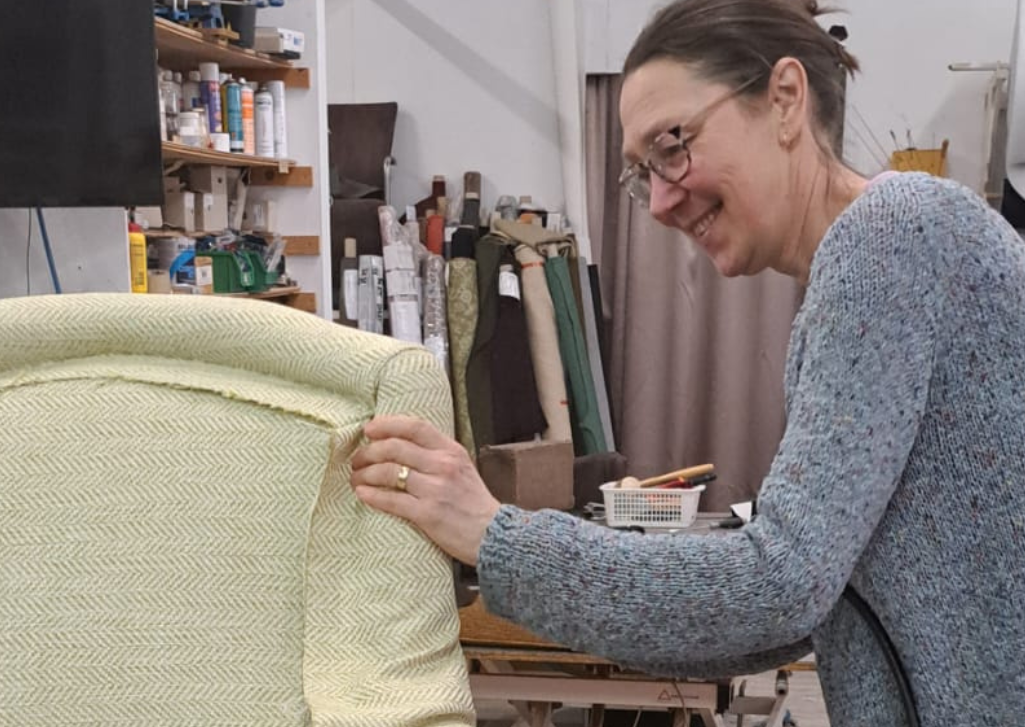 De mens achter de reparatie - Anne Marie geeft meubels een tweede leven